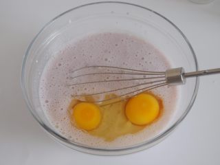 4、草莓加州葡萄干布丁,倒入牛奶中拌匀，加入鸡蛋