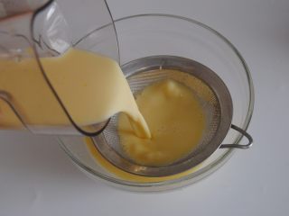 5、草莓加州葡萄干布丁,全部混合均匀后过筛2次，静置25分钟