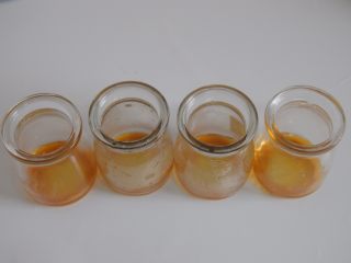 6、草莓加州葡萄干布丁,20克细砂糖和50克清水小火慢煮至琥珀色，取出倒入准备好的小玻璃瓶底部