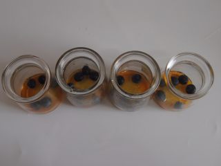7、草莓加州葡萄干布丁,放入适量蓝莓