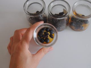 9、草莓加州葡萄干布丁,轻轻混匀