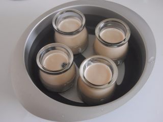 12、草莓加州葡萄干布丁,放入模具内，加入瓶子高度一半的清水，烤箱150度烤制35分钟即可