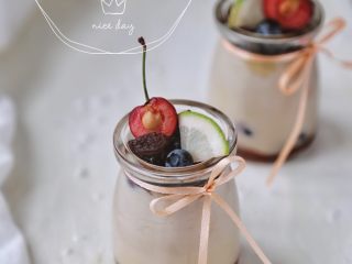 13、草莓加州葡萄干布丁,成品放上蓝莓，青柠和樱桃装饰