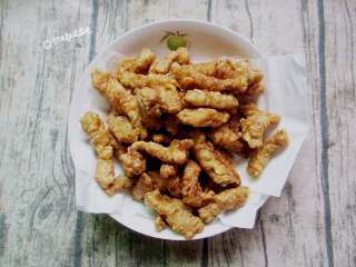 5、酸辣酥肉汤,全部炸完后，升高油温，再快速过油炸一次，这样能保证酥肉外酥里嫩。