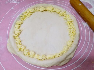 7、榴莲披萨,沿着盘边摆放一圈马苏里拉芝士。