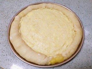 13、榴莲披萨,把榴莲肉铺上去，抹均匀。