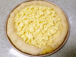 14、榴莲披萨,再铺一层马苏里拉芝士。入烤箱，200度，中层，上下火烤10分钟；再转220度，移到上层，上火烤5分钟。