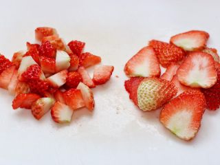 3、水果茶,草莓一半切丁，一半切片