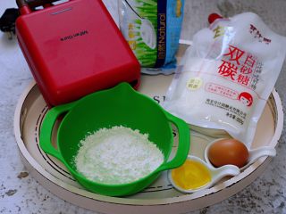 1、蜜豆华夫饼,首先备齐所有的食材并且称重。