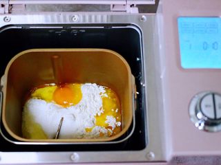 2、蜜豆华夫饼,把所有的食材倒入面包机,启动面包机的和面模式。