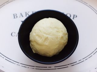 3、蜜豆华夫饼,揉好的面团,放入容器,盖上保鲜膜静置半个小时。