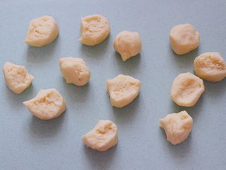 4、蜜豆华夫饼,静置好的面团按压排气后,分成大小一致的剂子。