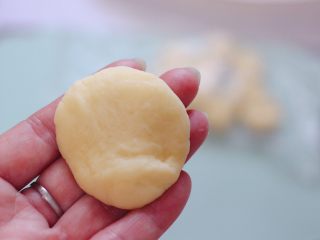 5、蜜豆华夫饼,滚圆后摁扁。