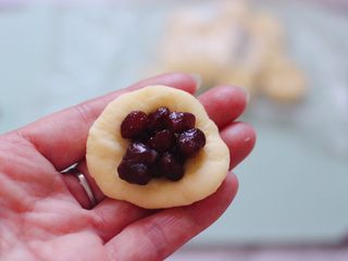 6、蜜豆华夫饼,面皮上加入适量的蜜豆。