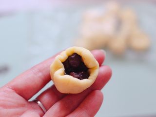 7、蜜豆华夫饼,用手的虎口处慢慢收口。