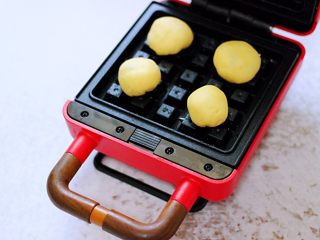 10、蜜豆华夫饼,将做好的面团放入烤盘上。
