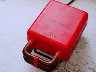 11、蜜豆华夫饼,盖上盖子,大概2-3分钟左右后。