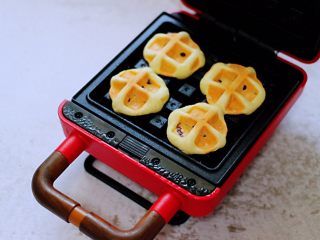 12、蜜豆华夫饼,打开盖子看见蜜豆华夫饼双面金黄即可。
