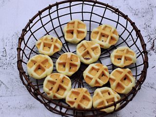 13、蜜豆华夫饼,取出蜜豆华夫饼,放到铁筐里冷却后,密封保存即可。