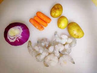 1、一人食的咖喱大虾饭,准备材料，洗净备用