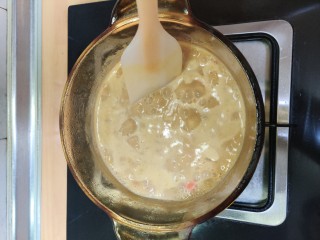 8、一人食的咖喱大虾饭,咖喱要煮浓稠的小窍门来啦，这时要加入一小份牛奶，如果乳糖不耐受可以加入燕麦奶。这边我加了半碗燕麦奶。