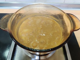 9、一人食的咖喱大虾饭,改小火，要注意搅拌，咖喱很容易糊锅。