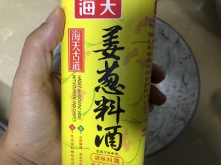 2、薯片鸡翅,放入大碗里加料酒