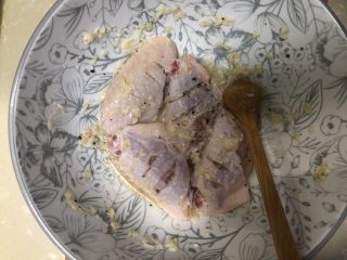 5、薯片鸡翅,腌制半小时以上，最好冰箱隔夜腌制更入味