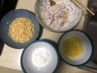 9、薯片鸡翅,准备鸡蛋面粉薯片碎