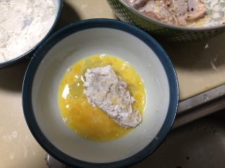 11、薯片鸡翅,再裹一层蛋液