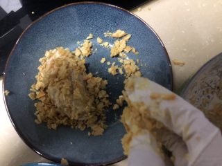 12、薯片鸡翅,最后再裹一层薯片碎