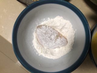 10、薯片鸡翅,先给鸡翅裹上一层面粉