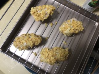 13、薯片鸡翅,摆放在烤架上