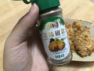 16、薯片鸡翅,烤好后加入椒盐和辣椒粉