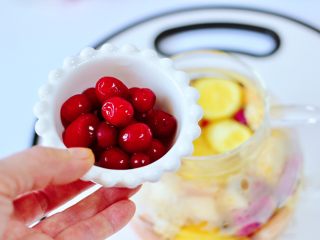 9、水果花茶,茶壶里加入苹果和桔子，柿子和柠檬，葡萄和新鲜蔓越莓。