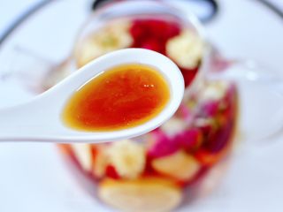 10、水果花茶,这个时候壶里再倒入蜂蜜。