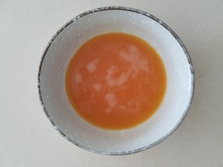 1、菠萝蛋包饭,两个鸡蛋加入少许盐和两勺水淀粉打散，加入水淀粉是为了增加韧性使蛋皮不易破。