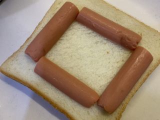 2、微波炉鸡蛋火腿三明治,拿出方块包，把火腿铺上