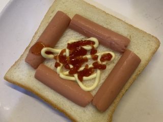 3、微波炉鸡蛋火腿三明治,中间挤上沙拉酱，蕃茄酱