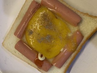 5、微波炉鸡蛋火腿三明治,加入适量盐，适量黑胡椒粉