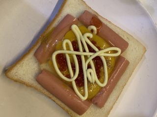 6、微波炉鸡蛋火腿三明治,再挤上番茄酱、沙拉酱