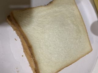 7、微波炉鸡蛋火腿三明治,盖上另一块面包放入微波炉，最高温叮3分钟。出锅后切边，再对半切开就可以吃了