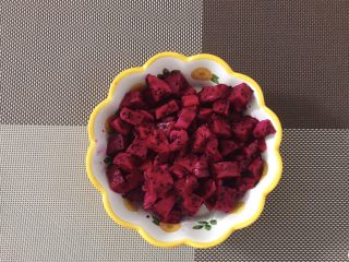 4、夏日清爽甜品--火龙果凉粉,将红心火龙果切成丁块、装入盘中备用。