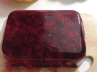 10、夏日清爽甜品--火龙果凉粉,取出切成小块