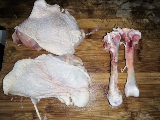 3、浓香咖喱鸡饭,琵琶鸡腿拆骨