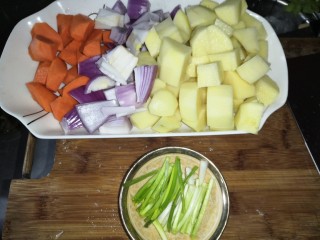 7、浓香咖喱鸡饭,胡萝卜、土豆、洋葱去皮切块，葱切段姜切片