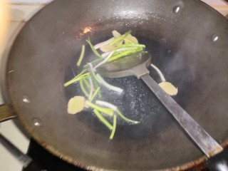 9、浓香咖喱鸡饭,下葱段炒香