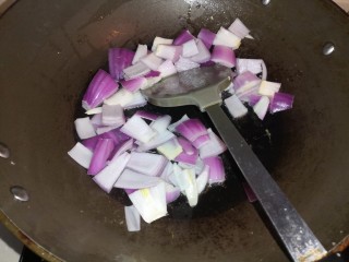 13、浓香咖喱鸡饭,锅里烧油，下洋葱，炒香