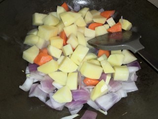 14、浓香咖喱鸡饭,再下土豆胡萝卜均匀翻炒