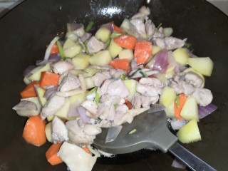 15、浓香咖喱鸡饭,最后下鸡块翻炒均匀